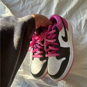 JORDAN 1 LOW ACTIVE FUCHSIA